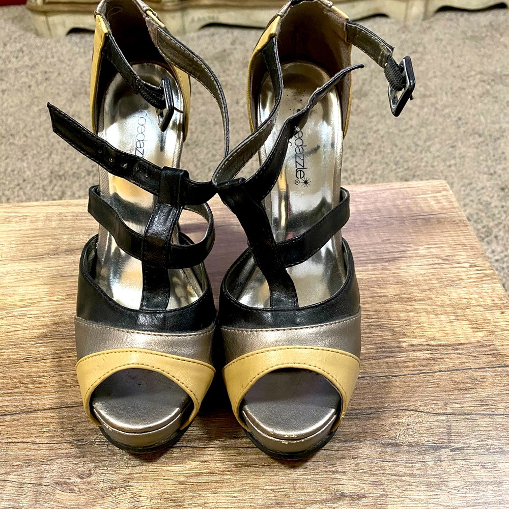 Peep toe sandals